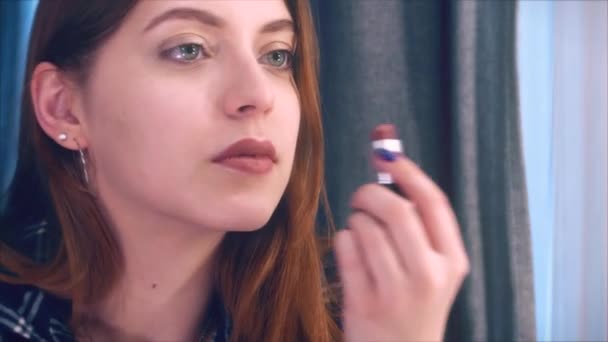 Jonge vrouw bruin lippen en een lippenstift. 4k. — Stockvideo