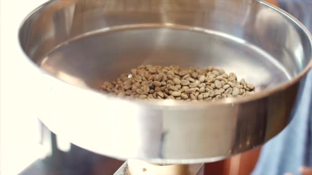 プロのコーヒー マシン、コーヒー豆を焙煎します。コーヒー生豆は本物のコーヒーを作るために漏斗に注がれ. — ストック動画