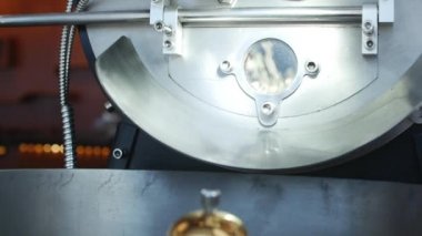 Profesyonel coffeemachine ve çiğ kahve çekirdekleri. Beyaz kahve çekirdekleri içinde kahvenin gerçek kahve yapmak için profesyonel bir makine yanmış. Ağır çekim.