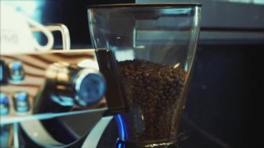 Yapma çekilmiş kahve kahve öğütücü ile. Yakın çekim. Kahve makinesi.