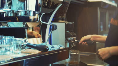 Yapma çekilmiş kahve kahve öğütücü ile. Yakın çekim. Kahve makinesi.