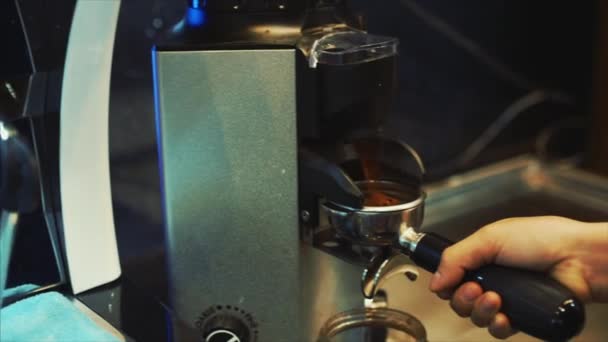 Herstellung von gemahlenem Kaffee mit Kaffeemühle. Nahaufnahme. Kaffeemaschine. — Stockvideo