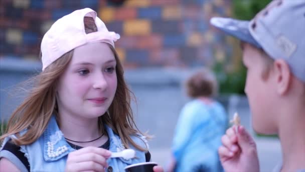 Glücklich Bruder Schwester im Park, draußen Eis essen. glückliches Geschwisterpaar. glückliche Teenager-Familie. — Stockvideo