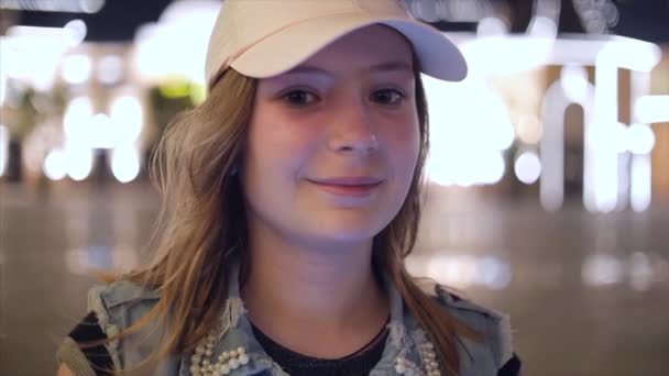 Attraktive Teenager-Mädchen, die durch die Straßen in einer Nacht Stadt, im Hintergrund Nacht Stadt zu Fuß. Archivbild. — Stockvideo