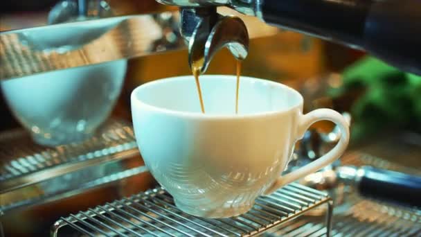 Przygotowanie kawy espresso. Stockowy. — Wideo stockowe