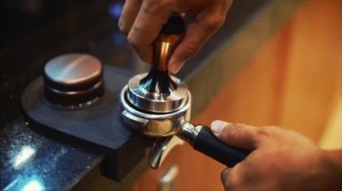Tamping taze kahve ile çekilmiş kahve yapma. Yakın çekim. Başından sonuna kadar kahve. Taze konularındaki kahve zemin. Profesyonel barista.