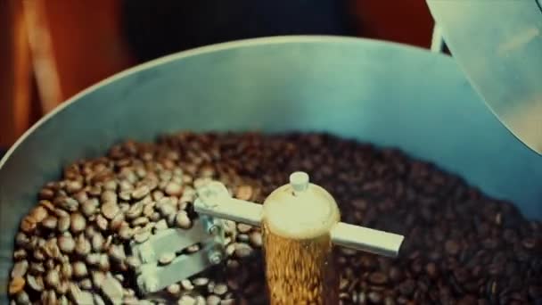 Mistura de café torrado. Remoção parcial de grãos ruins. Os grãos de café torrados entraram no misturador classificando por uma máquina profissional. Movimento lento . — Vídeo de Stock