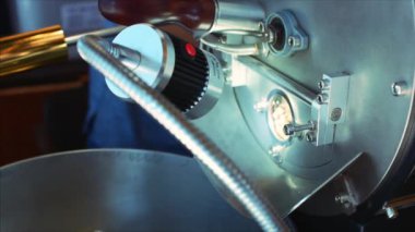 Profesyonel coffeemachine ve çiğ kahve çekirdekleri. Beyaz kahve çekirdekleri içinde kahvenin gerçek kahve yapmak için profesyonel bir makine yanmış. Ağır çekim.