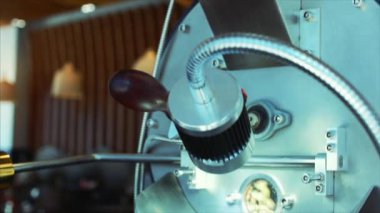 Kahve çiğ taneleri gerçek bir kahve yapmak için profesyonel bir coffeemachine içinde yanmış. Profesyonel kahve makinesi kahve çekirdekleri kavurma için.