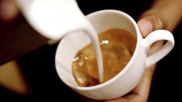 Gieten stroom melk in een kopje espresso, slow-motion. Close-Up. Beeldmateriaal. — Stockvideo