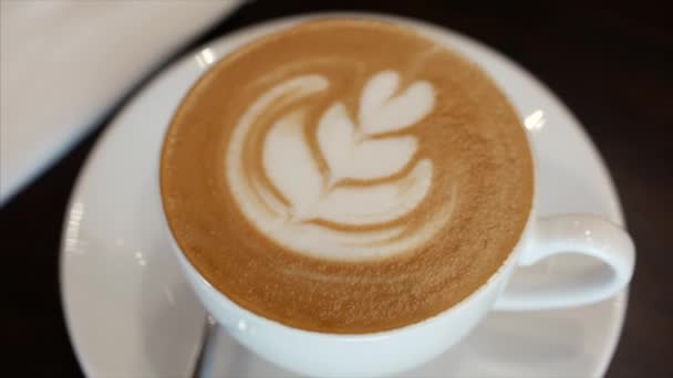 Milch in eine Tasse Espresso gießen, Zeitlupe. Nahaufnahme. Archivbild. — Stockvideo