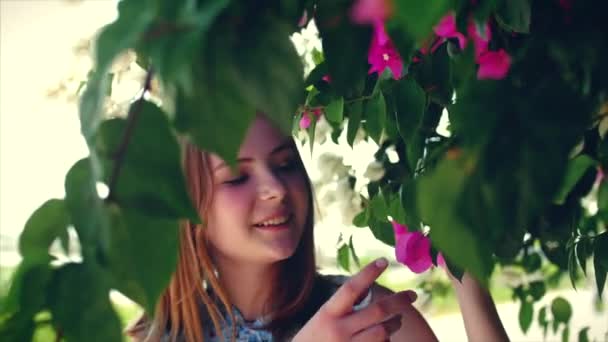 Närbild, porträtt av vackra unga tonåriga pojke tittar kameran leende, tropisk strand slowmotion. Arkivfilmer. — Stockvideo