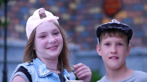 Happy brother sister in the park, outdoors eating ice cream. Happy Brother and Sister. Happy teenager Family. — Stock Video