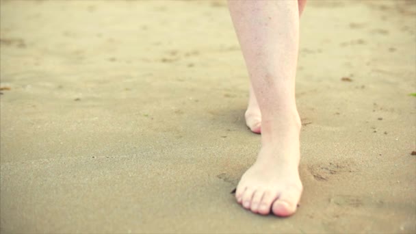 Mouvement lent des pieds féminins, couvrant doucement les vagues de l'océan . — Video