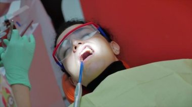 Kadın diş hekimi klinikte kadın hastayı tedavi ediyor. Kadın profesyonel doktor Stomatolog iş başında. Konsept Diş Denetimi.