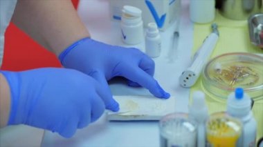 Kadın diş hekimi klinikte kadın hastayı tedavi ediyor. Kadın profesyonel doktor Stomatolog iş başında. Konsept Diş Denetimi.