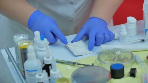 Tandarts trakteert vrouwen op een patiënt in de kliniek. Vrouwelijke professionele tandarts als assistent op het werk, maakt de samenstelling voor de volgende tandheelkundige vullingen. Concept van tandheelkundig onderzoek. — Stockvideo