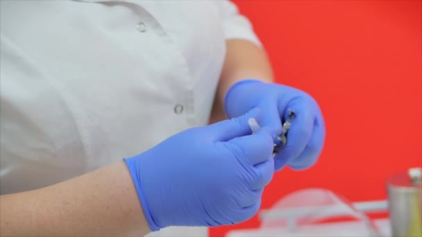 Mulher Dentista Tratando Dentes à Mulher Paciente na Clínica. Assistente dentária profissional do sexo feminino no trabalho, pegando uma seringa para uma injeção. Conceito de exame dentário . — Vídeo de Stock