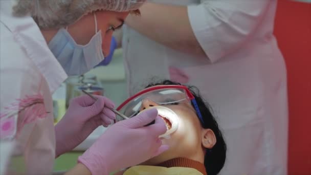 Dentista donna che cura denti a paziente donna in clinica. Medico professionista femminile Stomatologo sul lavoro. Concetto Controllo dentale. — Video Stock