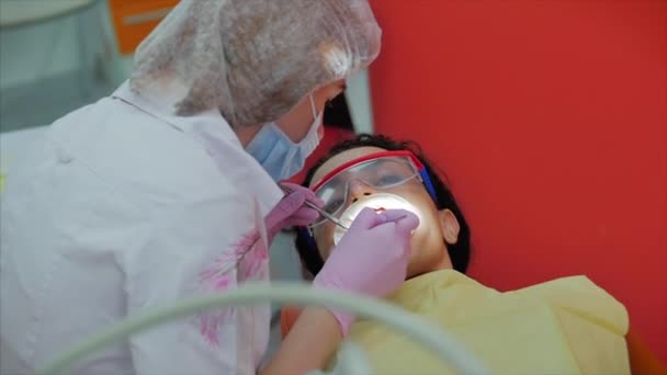 Zahnärztin behandelt Zähne einer Patientin in Klinik Berufsärztliche Stomatologin bei der Arbeit. Konzept Dental Check Up. — Stockvideo