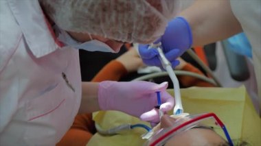 Kadın diş hekimi klinikte kadın hastayı tedavi ediyor. Kadın profesyonel doktor Stomatolog iş başında. Konsept Diş Denetimi.