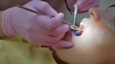 Kadın diş hekimi klinikte kadın hastayı tedavi ediyor. Kadın profesyonel doktor Stomatolog iş başında. Konsept Diş Denetimi.