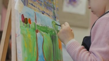 Sanatçının Genç Elleri, Küçük Kadın Sanatçı Fırça ile Bir Tablo Boyar, Tablo Oturur ve Tablo Çizer. Çizim Süreci: Sanatçılar Stüdyosunda El Kızı Tabloda Çiziyor.