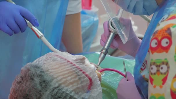 여성 치과의 사는 진료소에서 여성 환자에게 치아를 치료 한다. 여성 전문 정형외과 의사가 근무하고 있다. 기본적 인 점검. — 비디오