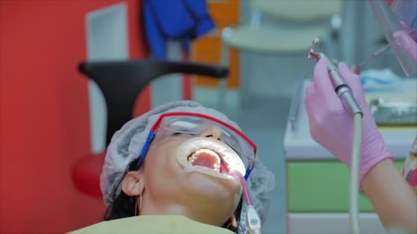 Mujer dentista tratando dientes a mujer paciente en clínica. Doctora Profesional Estomatóloga en el Trabajo. Concepto Dental Check Up. — Vídeos de Stock