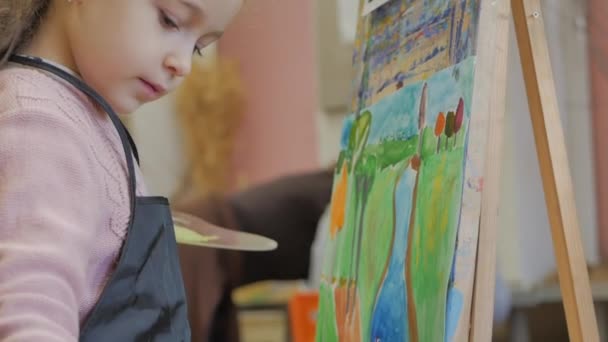 Young Hands of the Artist, Little Woman Artist Paint a Canvas with Brush, Sitting a Table and Draw on Canvas (em inglês). Processo de Desenho: em Artistas Art Studio Hand Baby Girl Sketching on Canvas . — Vídeo de Stock