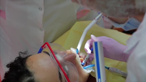 Kvinna tandläkare behandla tänder till kvinna patient på kliniken. Kvinnlig professionell läkare Stomatolog på jobbet. Koncept Tandkontroll. — Stockvideo