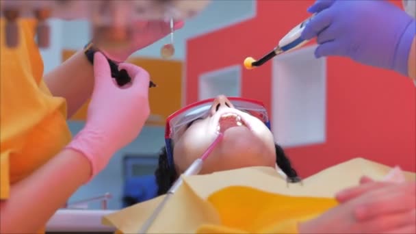 Mujer dentista tratando dientes a mujer paciente en clínica. Doctora Profesional Estomatóloga en el Trabajo. Concepto Dental Check Up. — Vídeos de Stock