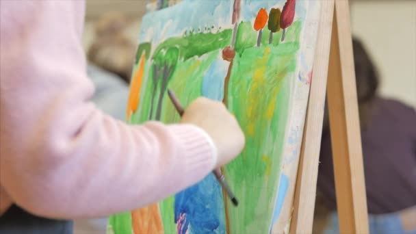 Sanatçının Genç Elleri, Küçük Kız Sanatçı Fırça ile Bir Tablo Boyar, Tablo Oturur ve Tablo Çizer. Çizim Süreci: Sanatçılar Stüdyosunda El Kızı Tabloda Çiziyor.