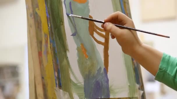 Νέοι χέρια του καλλιτέχνη, το μικρό κορίτσι καλλιτέχνης ζωγραφίζει ένα καμβά με πινέλο, κάθεται ένα τραπέζι και να Ισοπαλία σε καμβά. Διαδικασία σχεδίου: σε καλλιτέχνες Art Studio Χέρι μωρό κορίτσι Σκίτσο σε καμβά. — Αρχείο Βίντεο