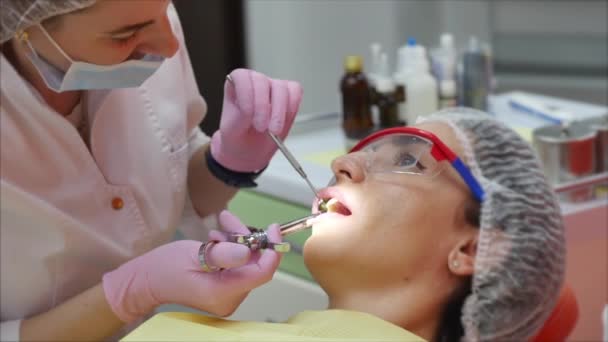 Dentiste professionnelle féminine au travail, fait de l'anesthésie à un patient avant le traitement dentaire. Examen dentaire. Femme dentiste traitant les dents à la patiente de la clinique . — Video