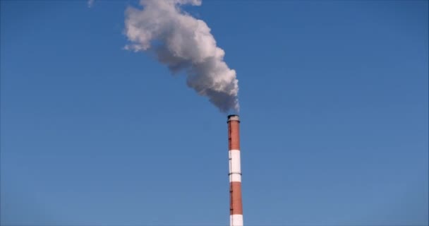 Vervuilende fabrieken bij zonsondergang. Begrip milieuverontreiniging, catastrofe, rookvergiftiging, uitstoot van schadelijke stoffen in de atmosfeer. Enorme rook boven de stad. 4 K. — Stockvideo