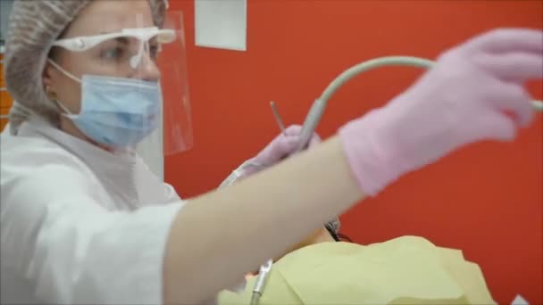 Žena profesionální zubní lékař v práci dělá zubní ošetření.Žena zubní lékař ošetřuje zuby na ženu pacienta na klinice. Zubní prohlídka. — Stock video