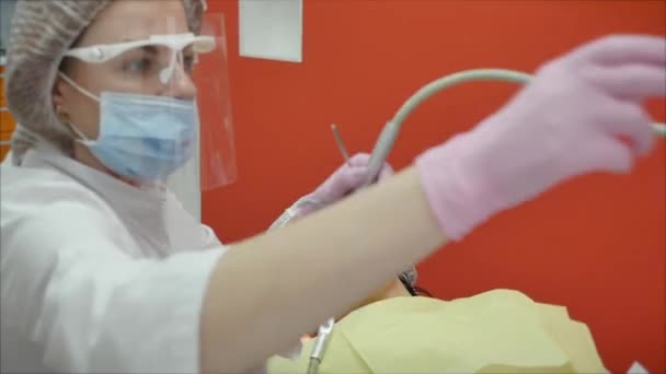 Odontoiatra professionista al lavoro che effettua un trattamento dentale.Odontoiatra donna che cura i denti alla paziente donna in clinica. Esame dentale . — Video Stock