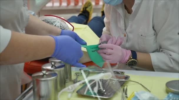 Professionele vrouwelijke dokter Tandarts op het werk, het behandelen van tanden aan vrouwelijke patiënt in de kliniek. Vrouwelijke professionele arts stomatoloog op het werk. Tandheelkundige apparatuur op achtergrond. — Stockvideo