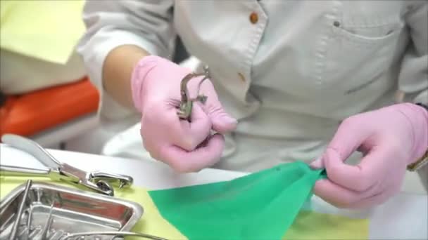 Professionele vrouwelijke dokter Tandarts op het werk, het behandelen van tanden aan vrouwelijke patiënt in de kliniek. Vrouwelijke professionele arts stomatoloog op het werk. Tandheelkundige apparatuur op achtergrond. — Stockvideo