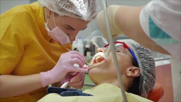 Kadın Eller Profesyonel Doktor Stomatolojist 'i İş Başında Kapatın. Dişçide Ağız Deliği 'nin Tıbbi Muayenesi ve Tedavisinden Geçirilen Kişi. — Stok video