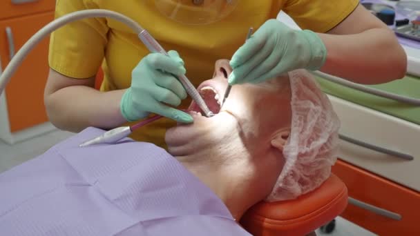 Zavřít ženské ruce Profesionální lékař Stomatolog v práci. Osoba podstupuje lékařské vyšetření a léčbu dutiny ústní u zubního lékaře. — Stock video