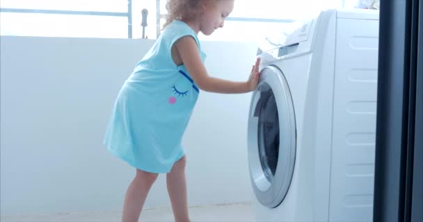 Cute Child Looks Inside the Washing Machine. Cylinder Spinning Machine. Concept Laundry Washing Machine, Industry Laundry Service. — Stock Video