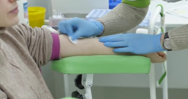 Doctor Injecta ou Retira Sangue de uma Veia. Tiro da Vacinação, a Enfermeira Administra o Paciente a Droga por Intravenidade . — Vídeo de Stock