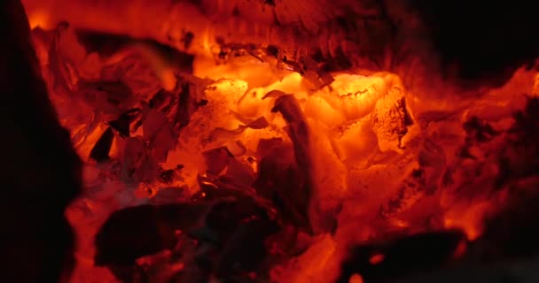 Des charbons dans la cheminée. L'arbre brûle magnifiquement dans la cheminée. Brûler le feu dans la cheminée. 4K . — Video
