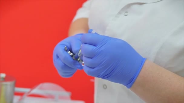Женщина-медсестра наполняет шприц инъекцией для пациента . — стоковое видео
