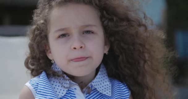 Lovely Little Girl Feels Anxiety Upset Stressed Abused little Child Feel Scared Hurt Sitting Alone at Street, Sad Cute Worried Prechool Kid Girl Being, Having Trauma, Unhappy Children Concept. 4K — Vídeo de stock