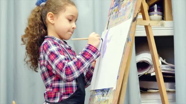 ドローイングのプロセス: in Artists Art Studio手の赤ちゃんの女の子はキャンバスにスケッチ. — ストック動画