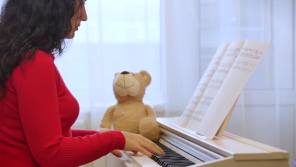 Donna o ragazza Uno studente o pianista professionista suona musica classica su un bel pianoforte bianco, mani di un pianista primo piano al rallentatore. Tasti di pianoforte da vicino in colori scuri. 4K — Video Stock