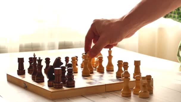 Jugador de ajedrez, un entrenador o un padre y su hijo están jugando un juego de mesa de ajedrez, el padre es aprender a jugar correctamente, mover piezas . — Vídeo de stock